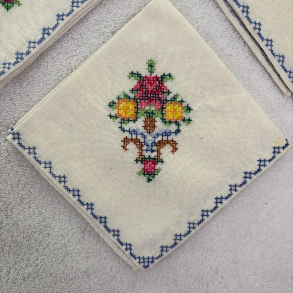 Set‎ of 3 Embroidered Handkerchiefs Floral Design Blue Scalloped Edge